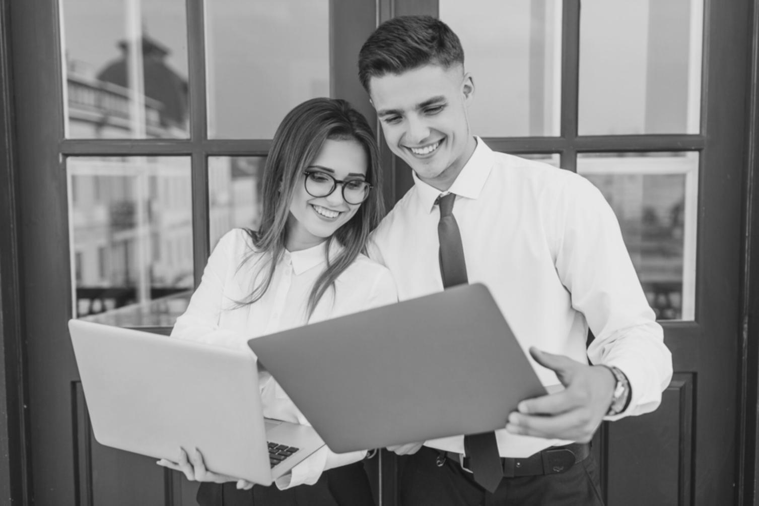 Profesionales analizando datos financieros sectoriales
